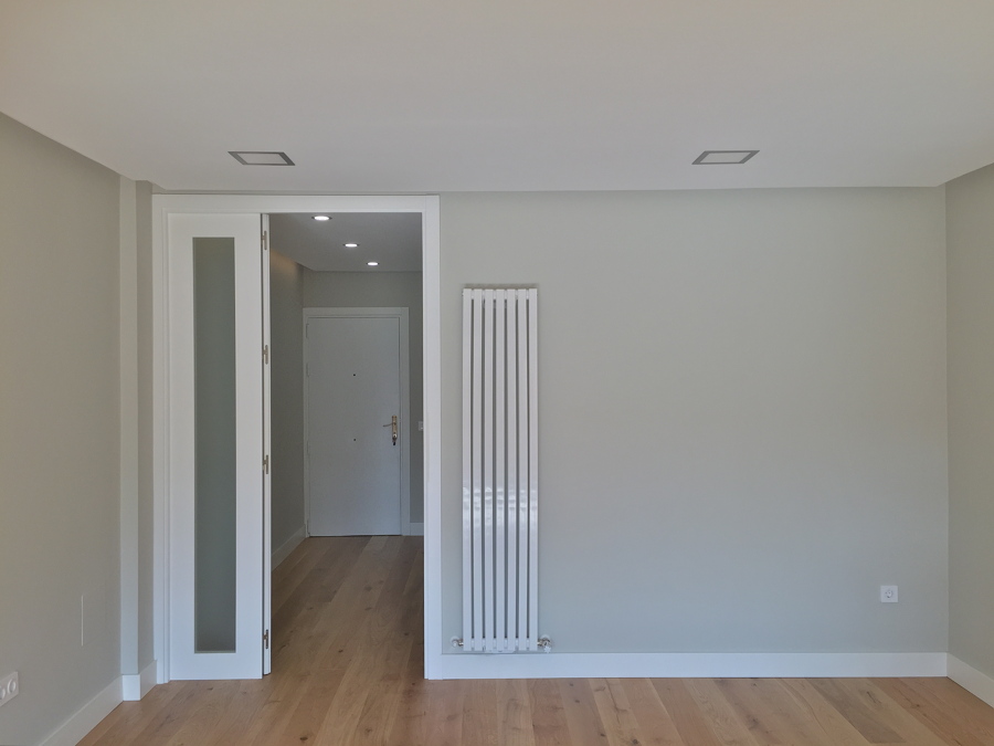 Salón y puerta de gran formato