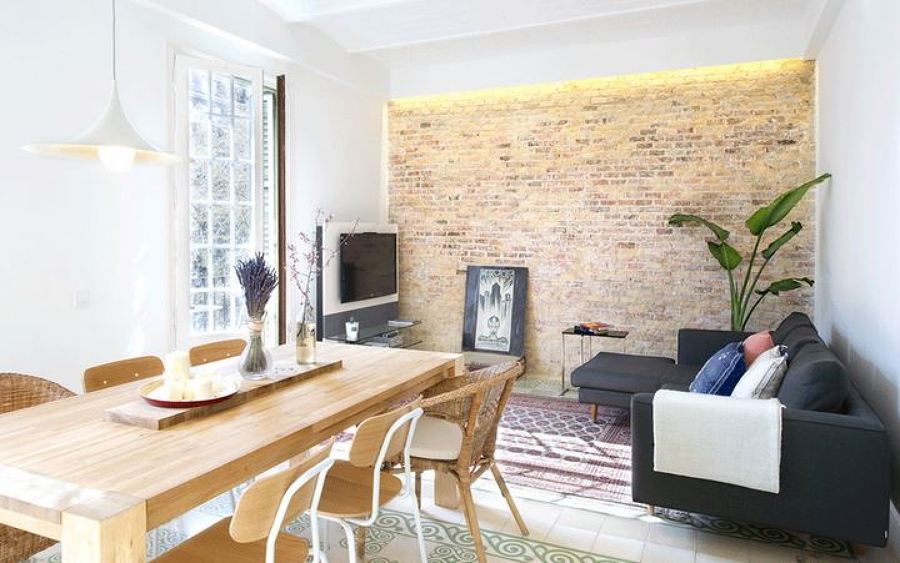 Salón con pared de ladrillo