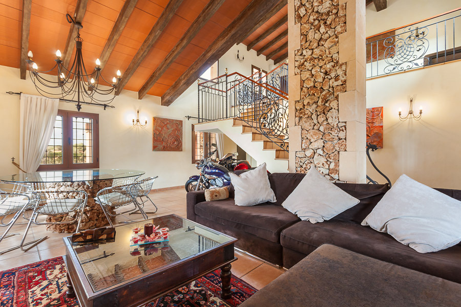 Salón abierto en una casa rústica