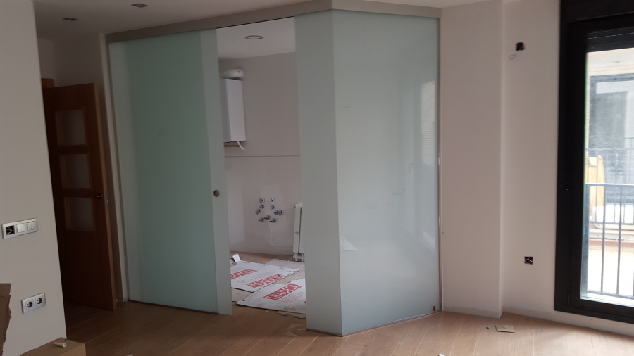 salón cocina con mampara separadora