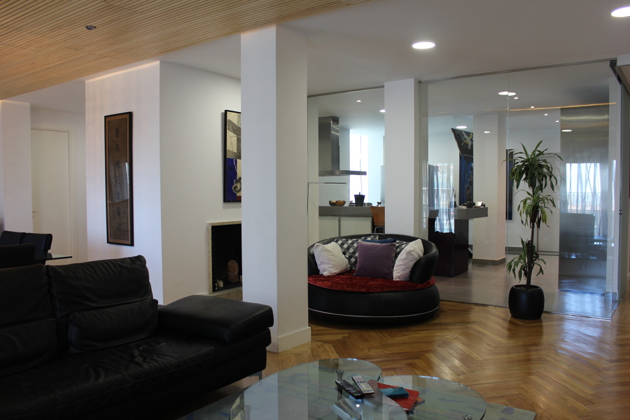 Salon, cocina, tabiqueria de crista, techo de madera, mobiliario