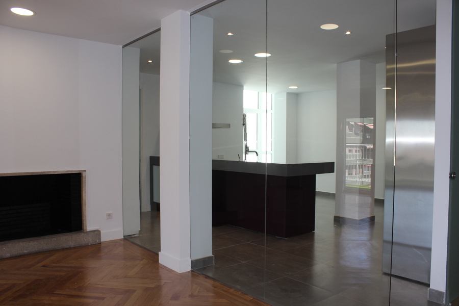 Salon, cocina, tabiqueria de cristal