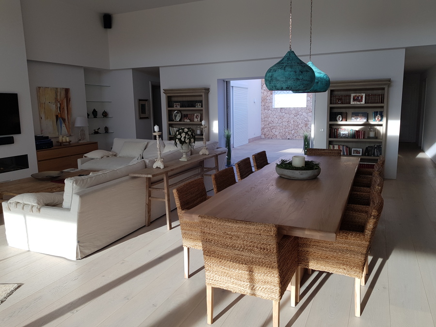 salón comedor con el patio al fondo