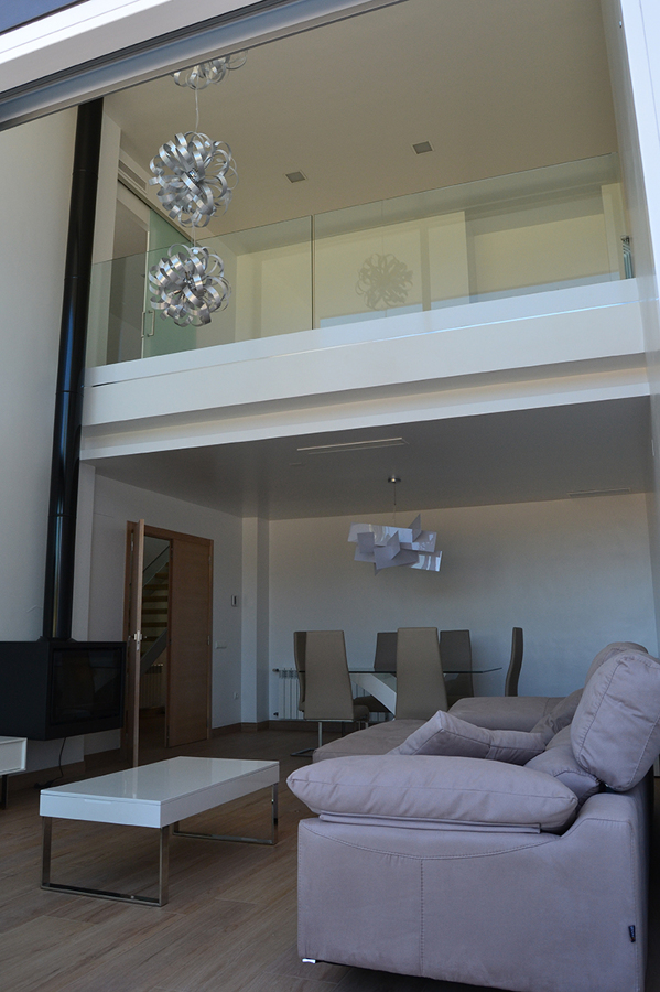 salón-comedor con estudio a doble altura