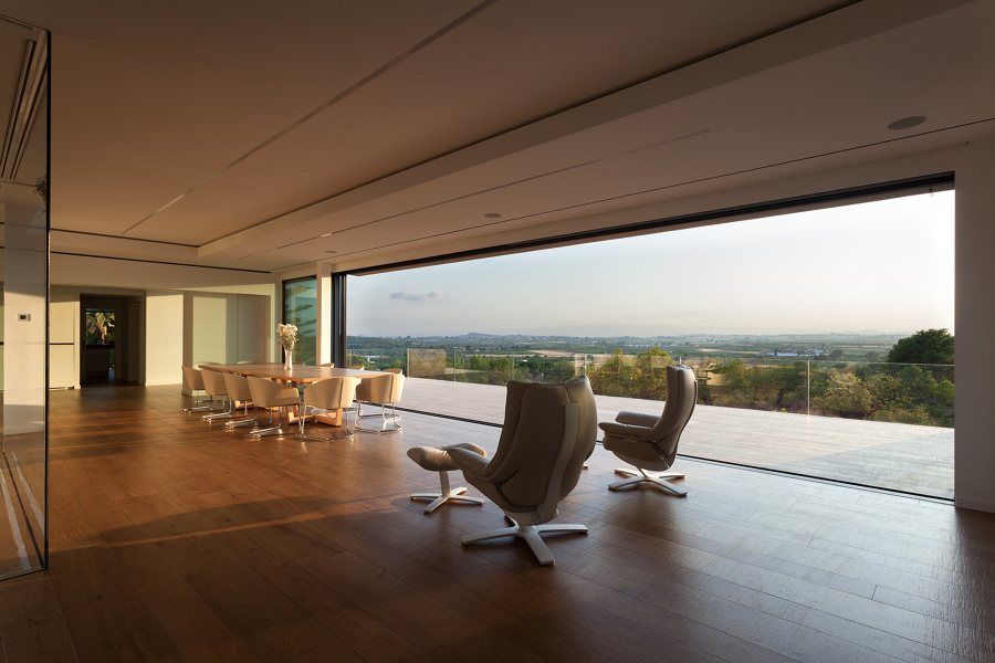 Salón comedor con ventanal de 10 metros motorizado