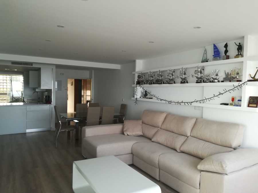 Salón comedor totalmente reformado con concepto abierto