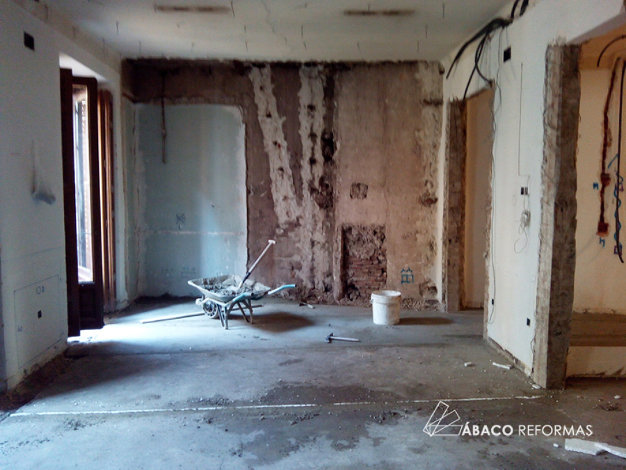 Salón-comedor tras la demolición y nivelado del suelo