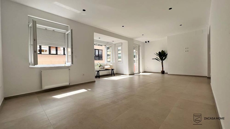 Salón-comedor unido a cocina americana