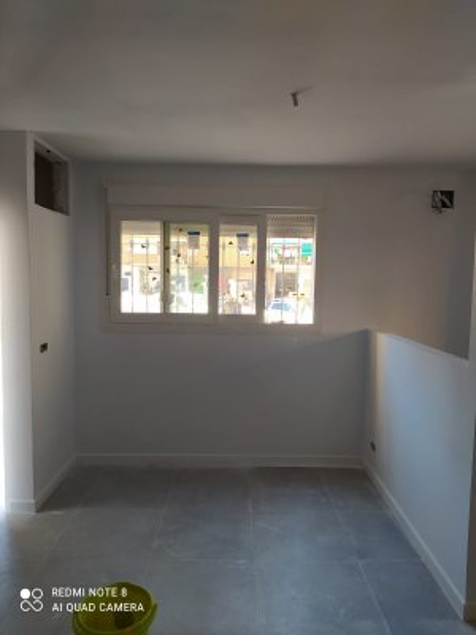 Salon con altillo encima de la puerta