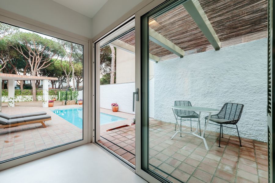 Salón con amplios ventanales