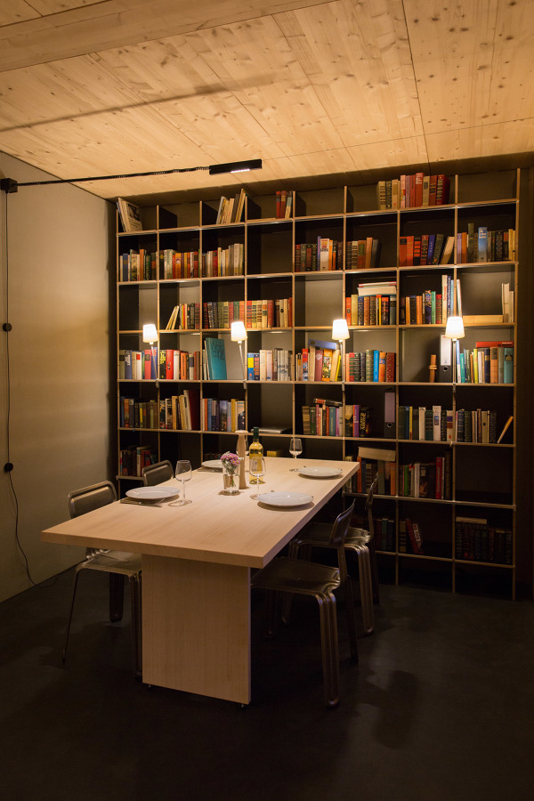 Salón con biblioteca 