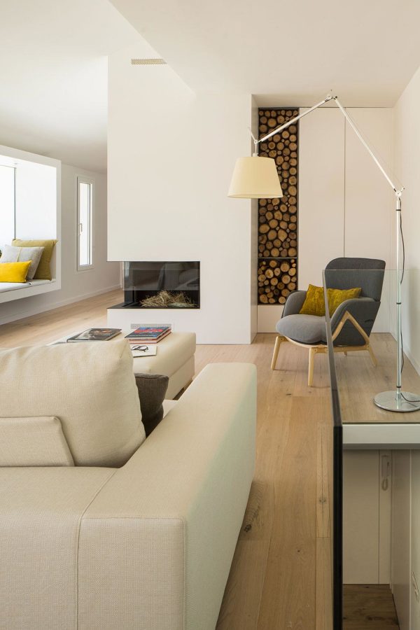 Salón con chimenea de leña 