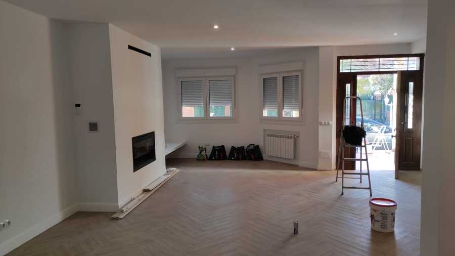 SALON CON CHIMENEA DE LEÑA