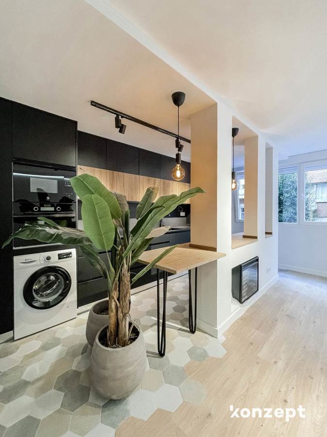 Salón con cocina abierta y barra