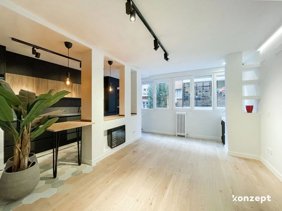 Salón con cocina abierta y barra