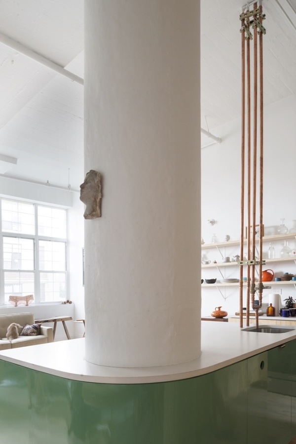 salón con columnas de hormigón