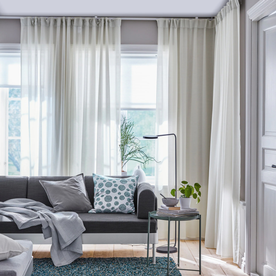 Salón con cortinas blancas de IKEA