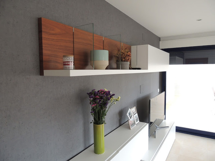 Salón con empapelado efecto hormigón