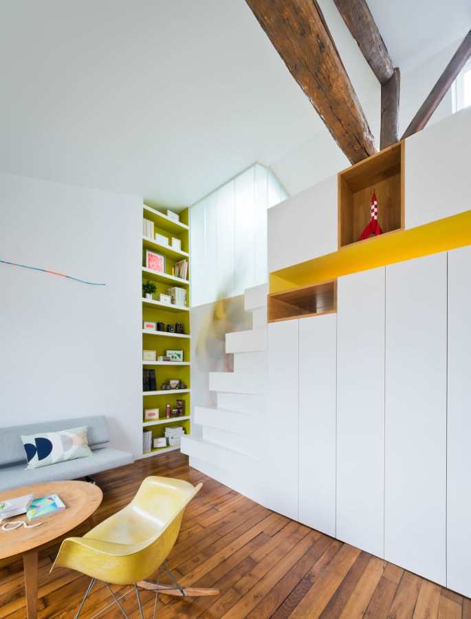 Salón con escalera integrada