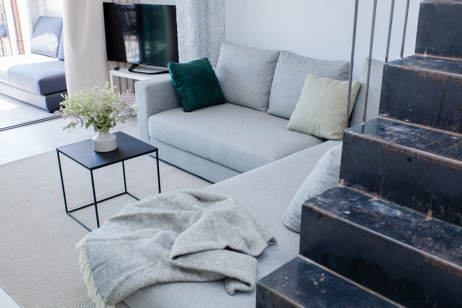 Salón con escaleras metélicas