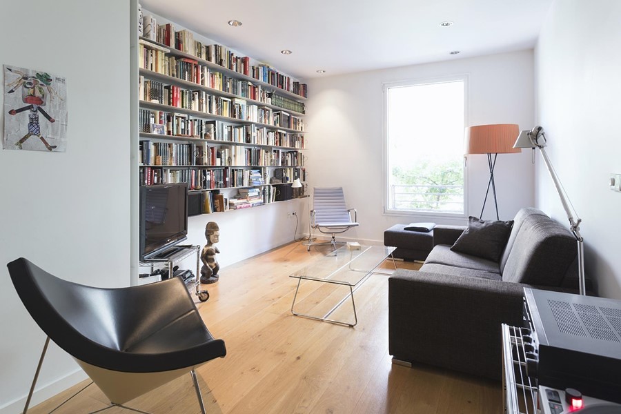 Salón con estantería a medida