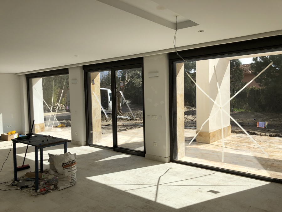 Salon con grandes ventanales