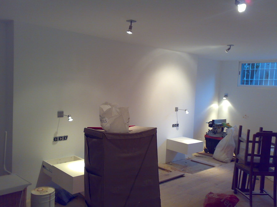 Salon con mesitas de diseño suspendidas