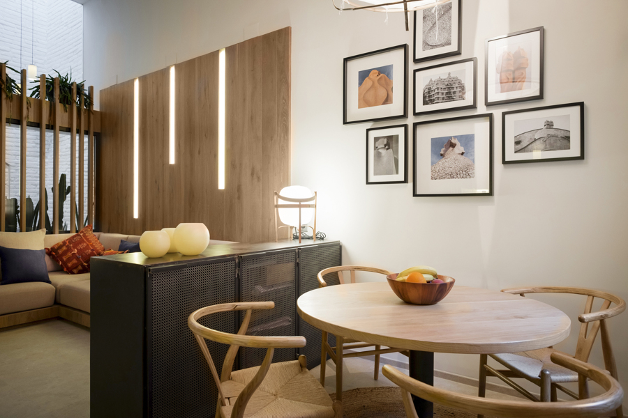 Salón con mobiliario de diseño 