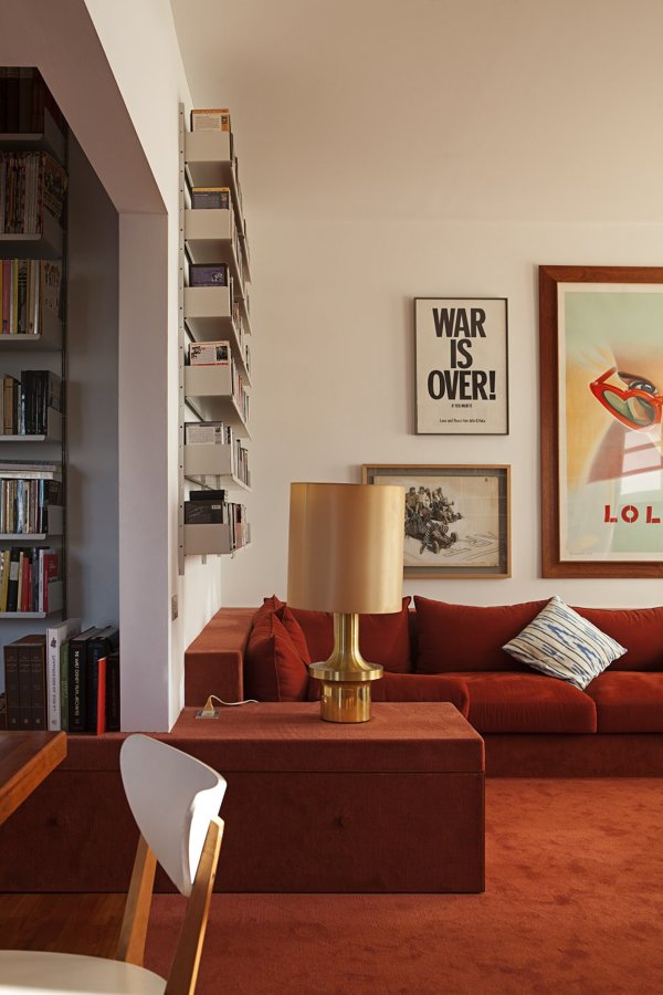 salón con moqueta roja