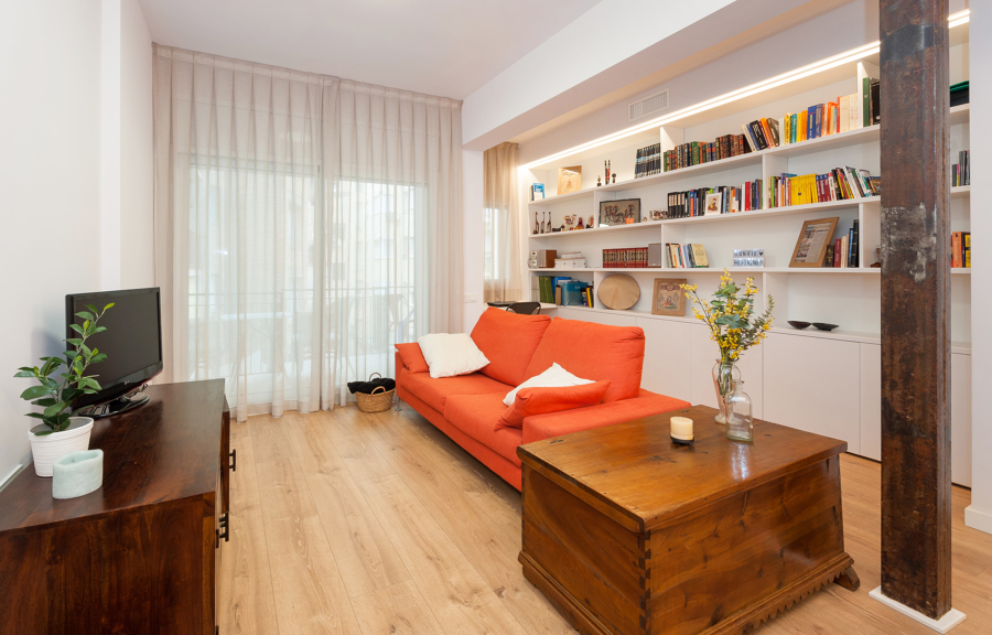 Salón con mueble de biblioteca hecho a medida