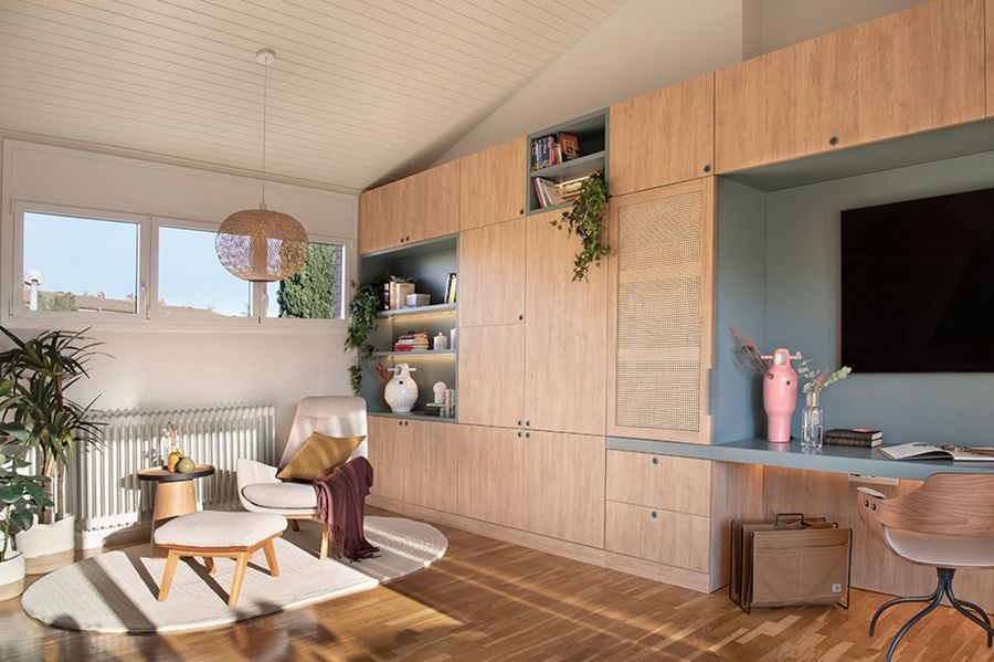 Salon con mueble de madera a medida