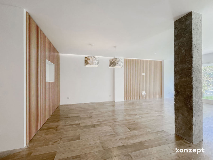 salón con panelado y armario oculto