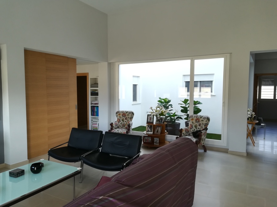 salón con patio interior