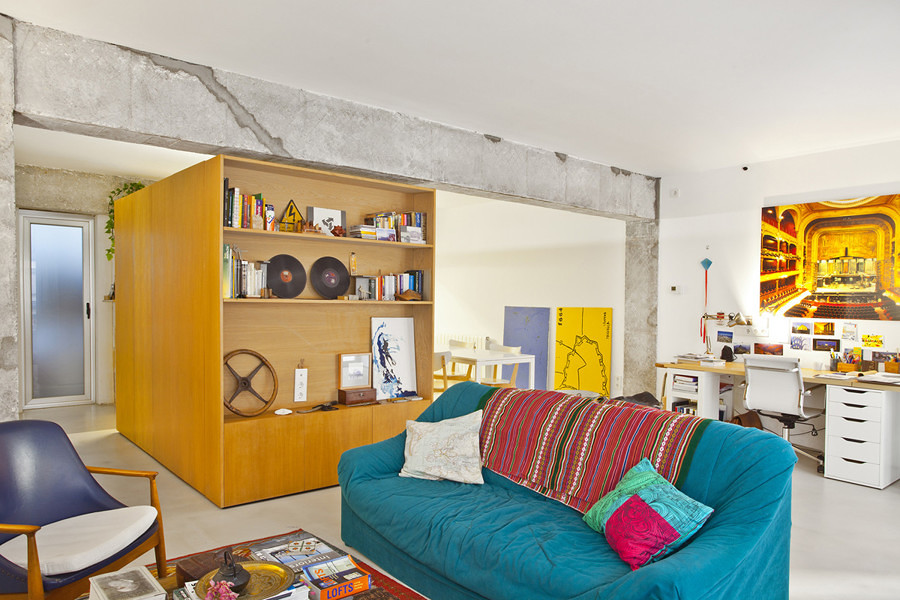 salón con pilares de hormigón