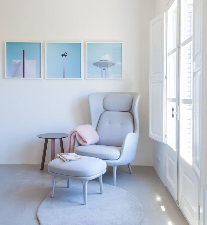 salón con sillón y reposapies