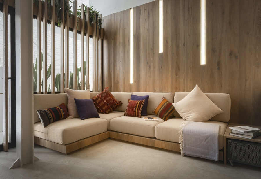 Salón con sofá beige y madera