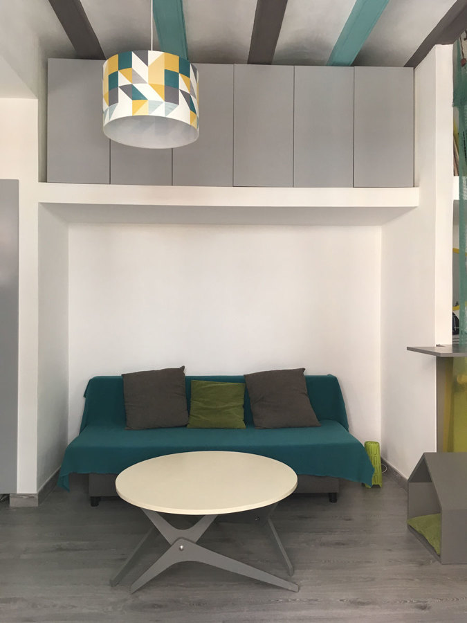 Salón con sofa y armario alto