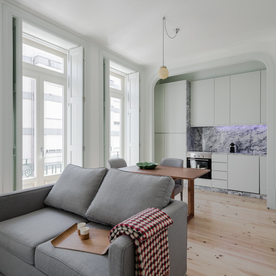 salón con suelo de madera