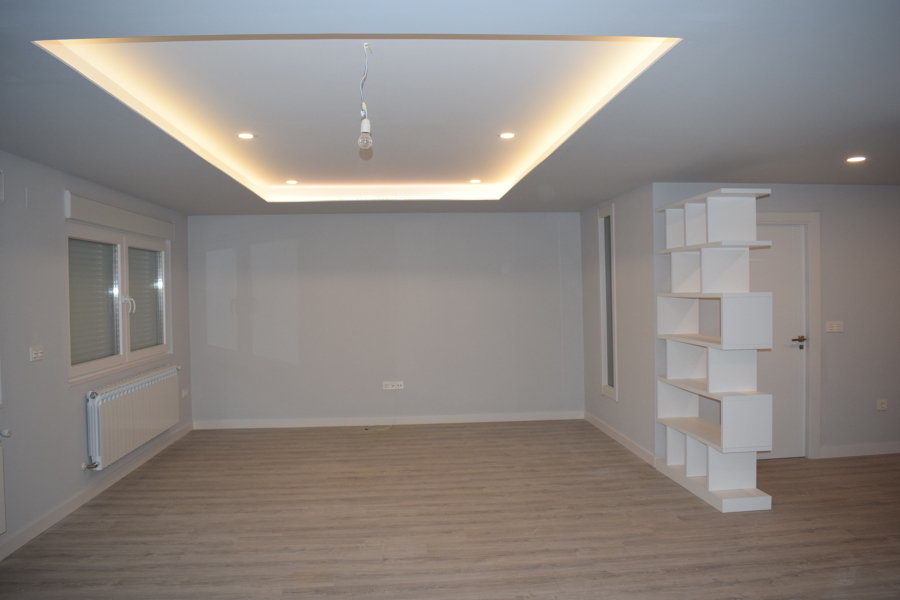 Salón con techo retroiluminado