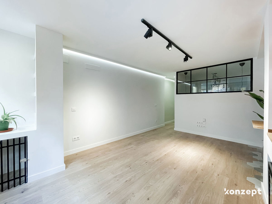 Salón con ventana interior con cerrajería