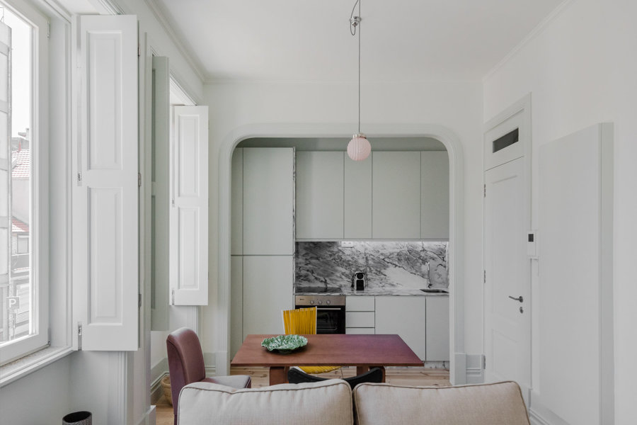 salón con ventanales de madera