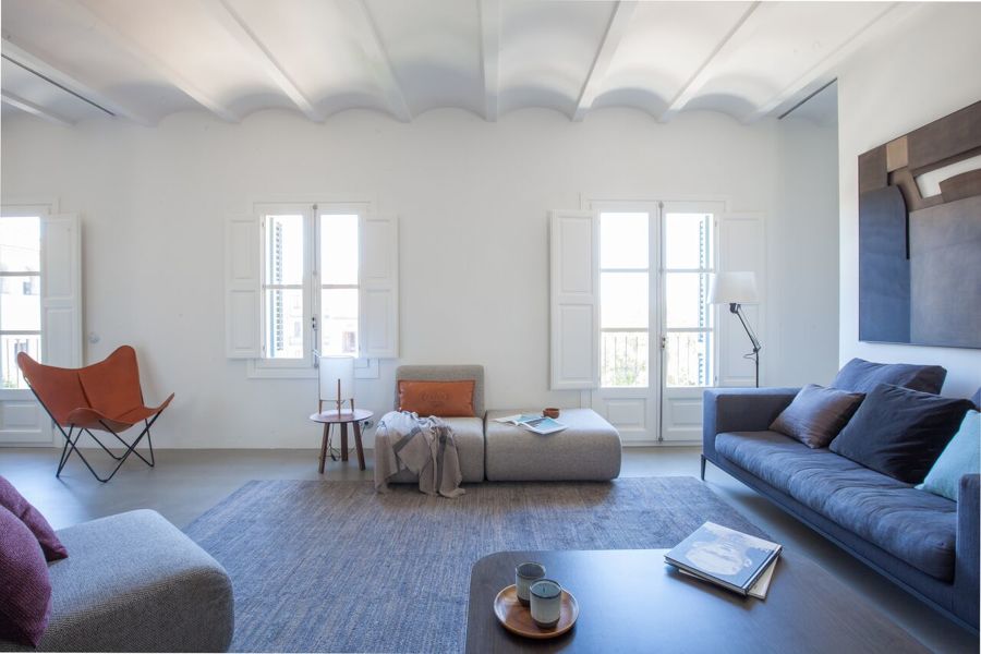 salón con ventanas de madera