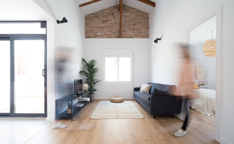 Salón con vigas de madera