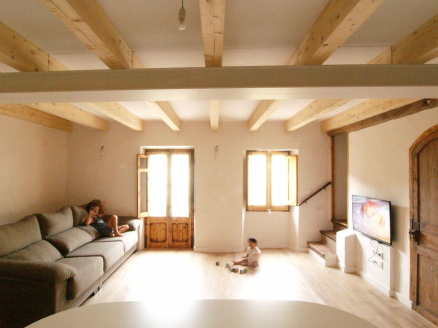 Salón con vigas de madera