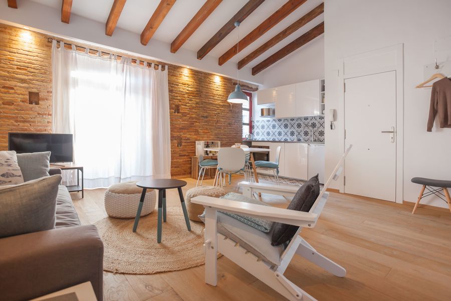 Salón con vigas de madera