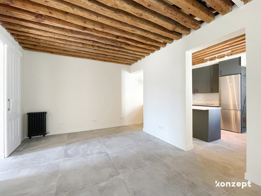 salón con vigas de madera