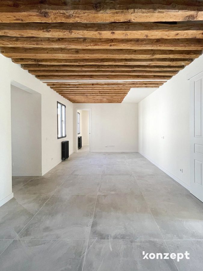 salón con vigas de madera vistas