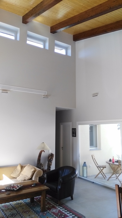 Salon. Cubierta con vigas de madera lamina