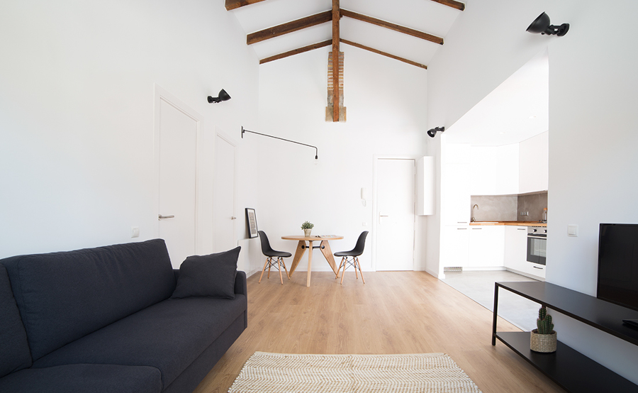 Salón de doble altura y luz natural