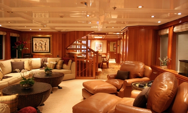 salón decorado con bastante lujo